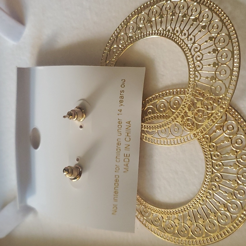 Buy 1 get 1 free. New beautiful fashion earrings - Picture 3 of 3